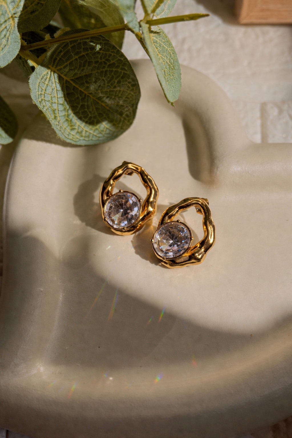 Golden Aura Solitaire Sculpt Earring